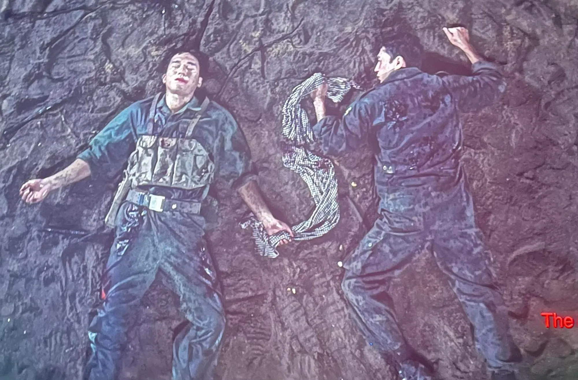 Chiếc khăn rằn bị chia đôi