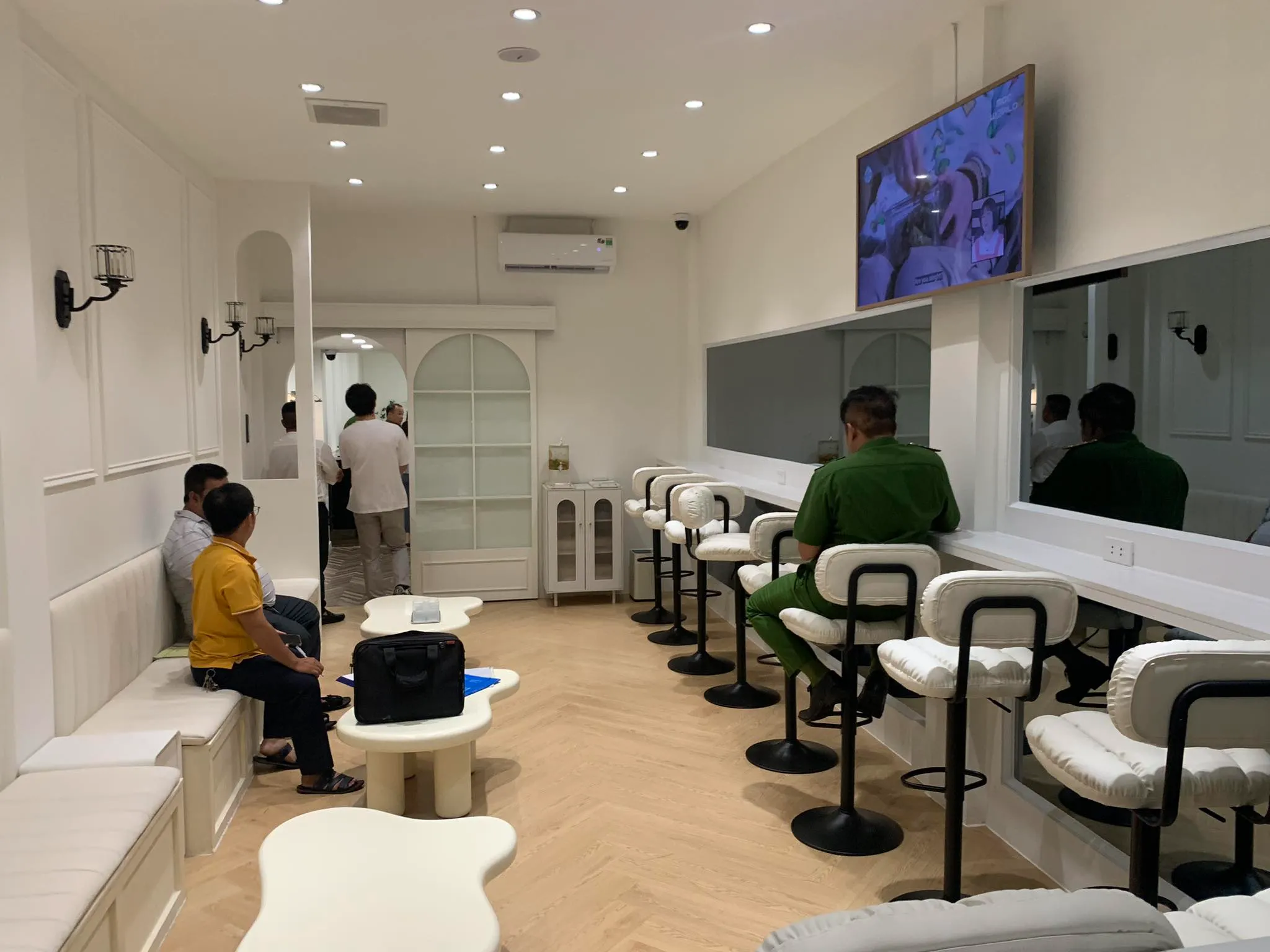 Lực lượng chức năng ghi nhận tình hình tại hiện trường quán cà phê Mina