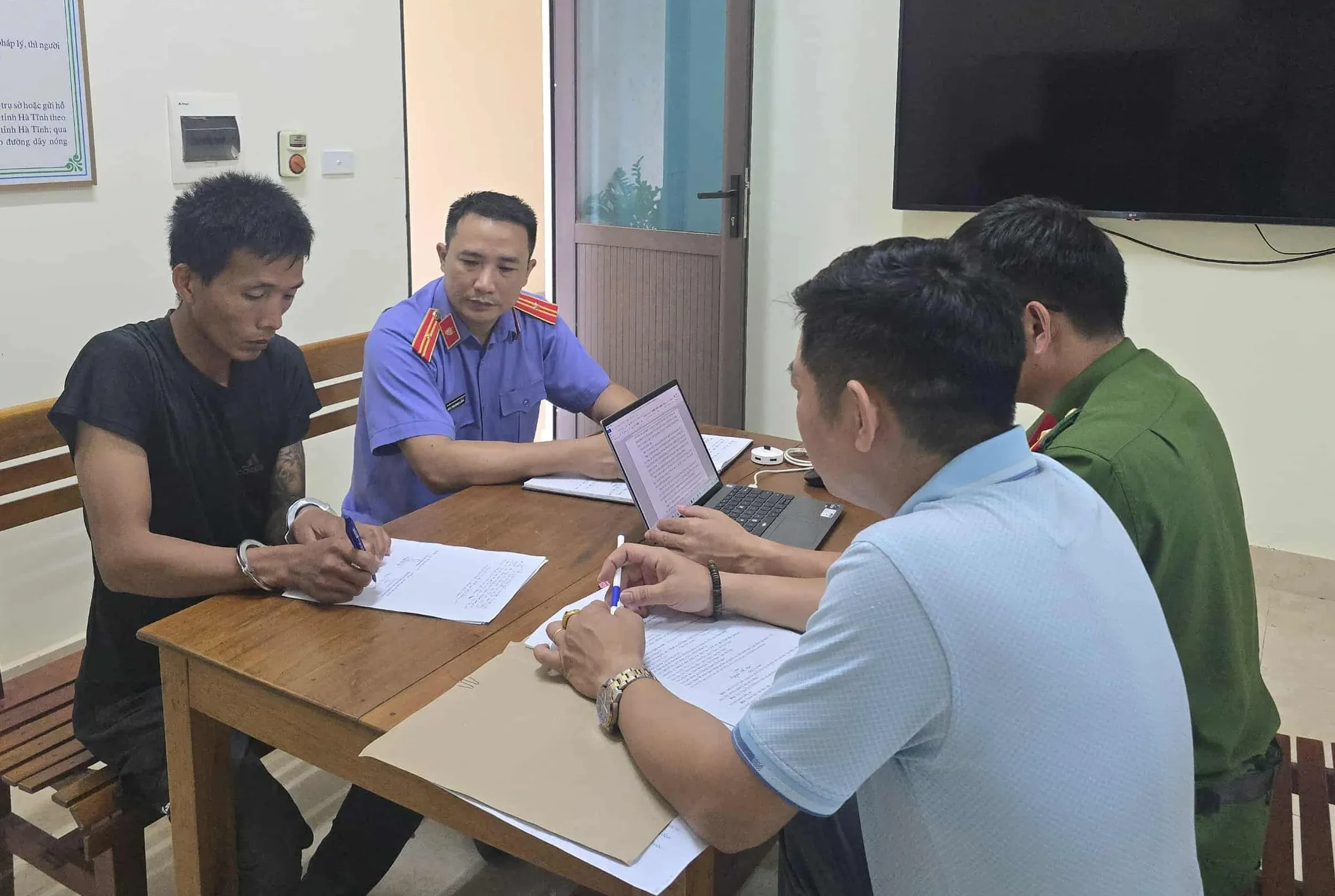 Công an bắt giữ nghi phạm sau khi bỏ trốn