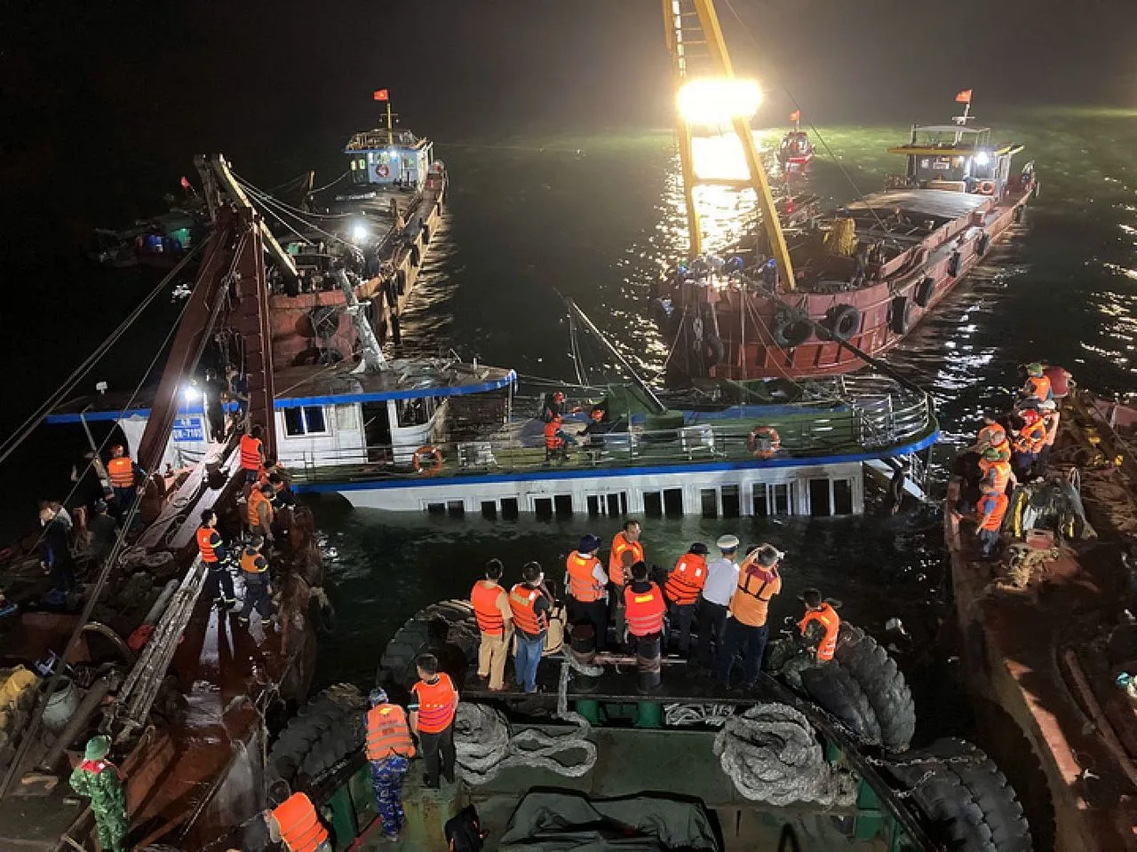 Lực lượng cứu hộ khẩn trương triển khai