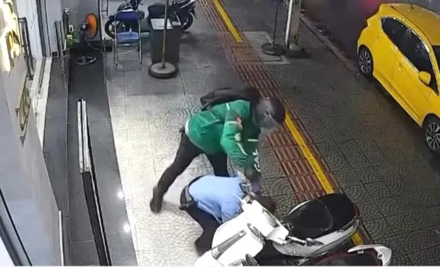 Tấn công bảo vệ và đập phá tủ kính