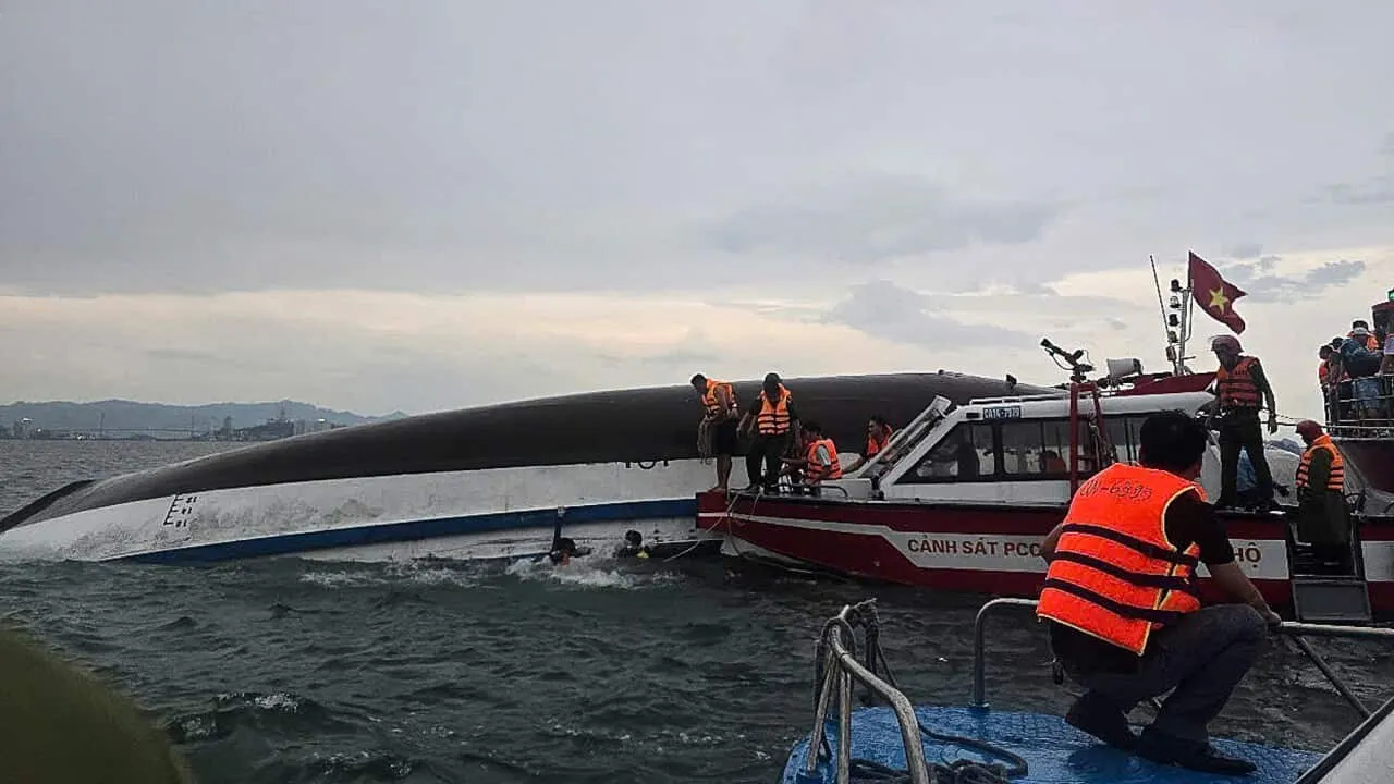 Tàu gặp thời tiết cực đoan, bị lật úp