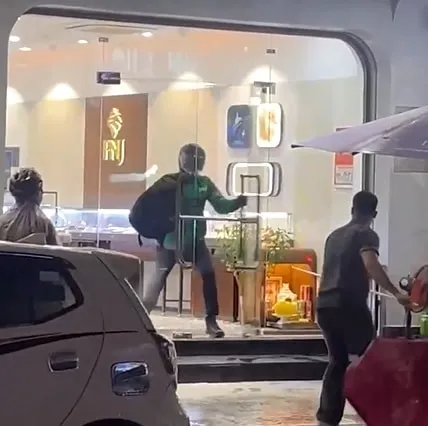 Tẩu thoát khỏi hiện trường bằng xe máy