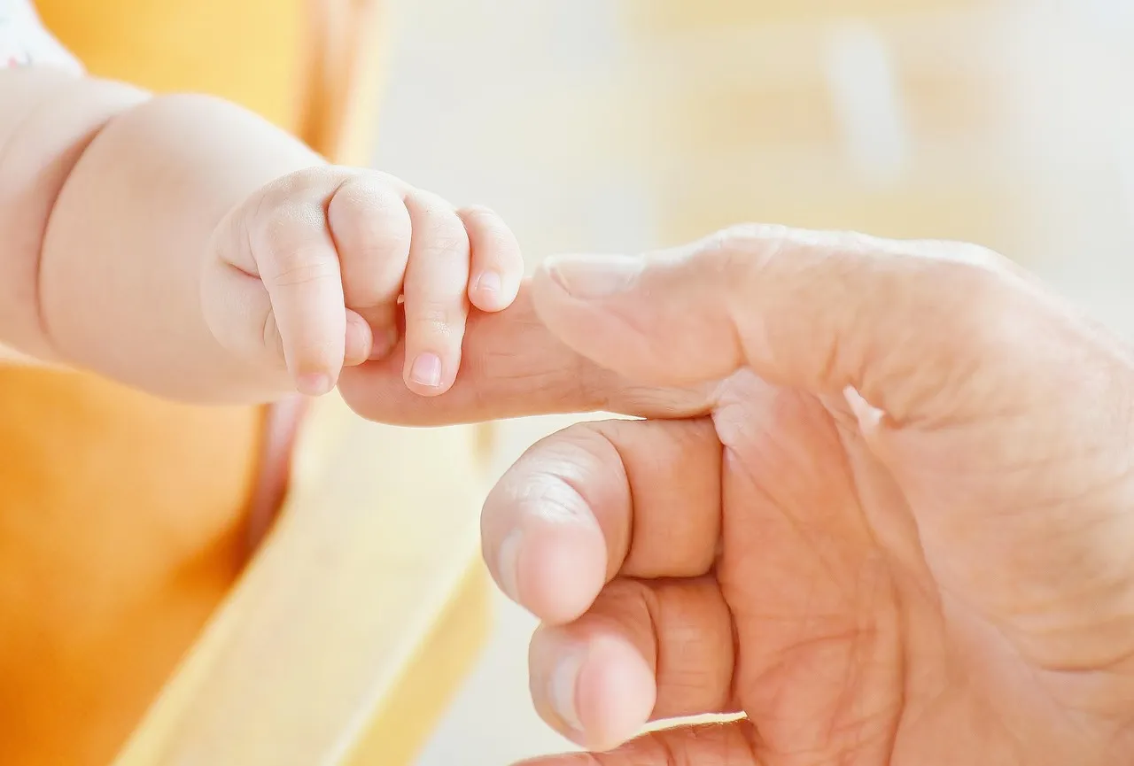 Con nuôi có được chuyển về sống với cha mẹ ruột sau khi chấm dứt việc nuôi con nuôi không?