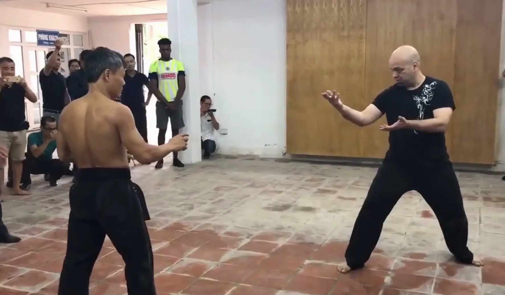 Thách đấu võ sư người Canada gốc Chile Pierre Francois Flores