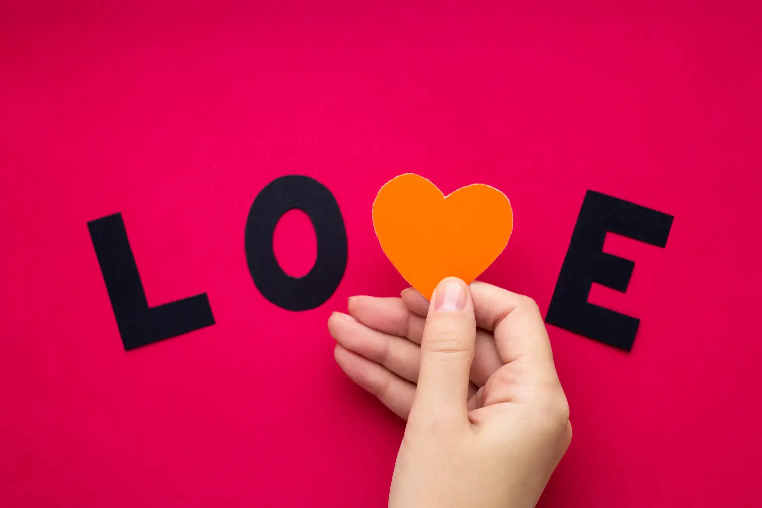 Ngôn ngữ tình yêu là gì? Tại sao bạn không hạnh phúc khi yêu?